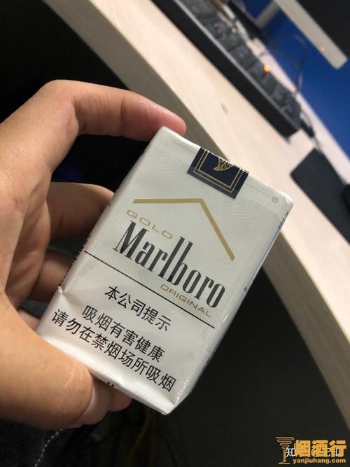 白色万宝路软包外烟【白色烟蒂的万宝路香烟】